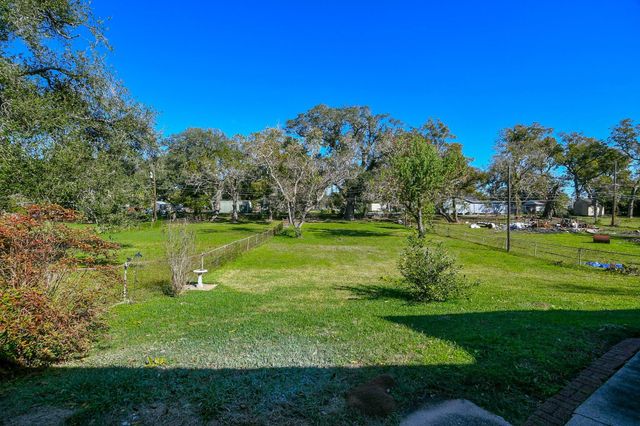 129 Cannon Street, Clute, TX 77531