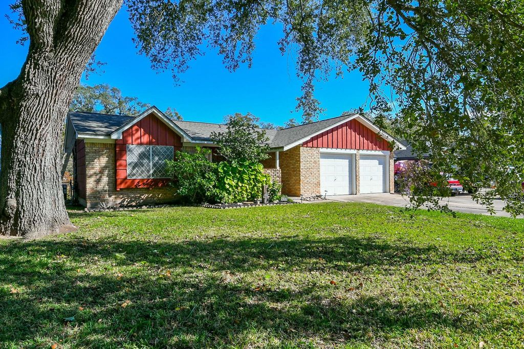 129 Cannon Street, Clute, TX 77531