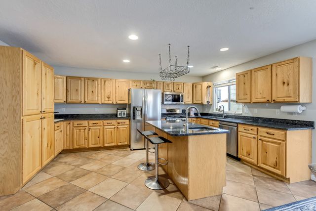 1024 W MANCHESTER DR, North Salt Lake, UT 84054