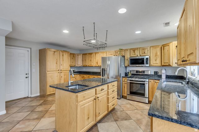 1024 W MANCHESTER DR, North Salt Lake, UT 84054