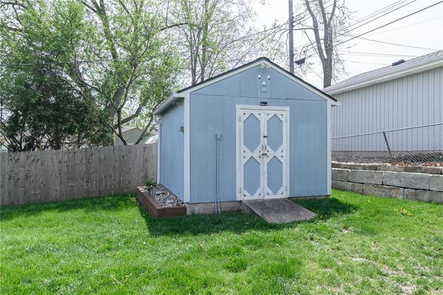 5208 N Wayne Avenue, Kansas City, MO 64118