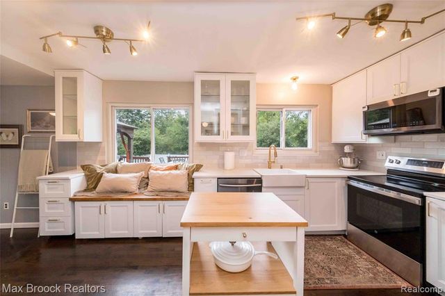 30023 Rock Creek Drive, Southfield, MI 48076