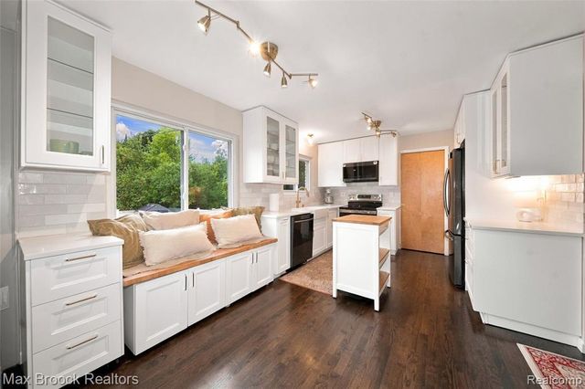 30023 Rock Creek Drive, Southfield, MI 48076