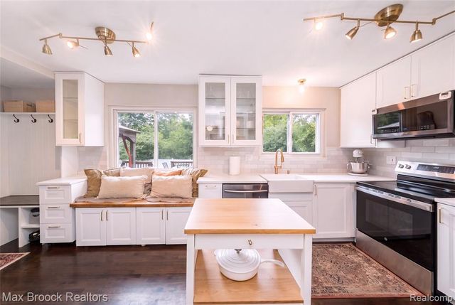 30023 Rock Creek Drive, Southfield, MI 48076