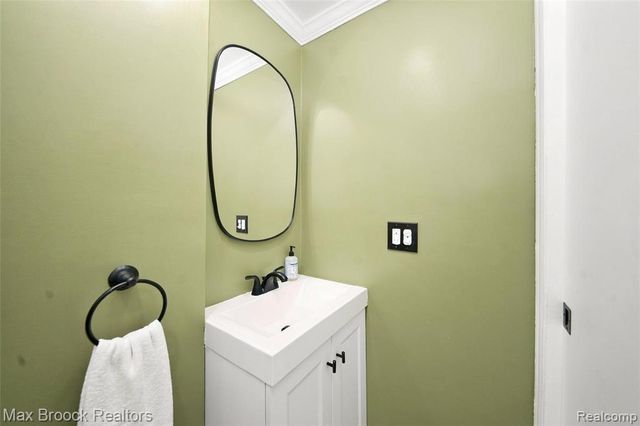 30023 Rock Creek Drive, Southfield, MI 48076