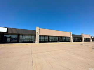 4703 16th St, Moline, IL 61265