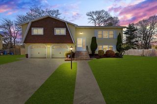 30 Hemlock Ter, Randolph, MA 02368