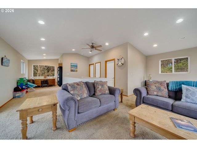 26035 BEACH Dr, Rockaway Beach, OR 97136