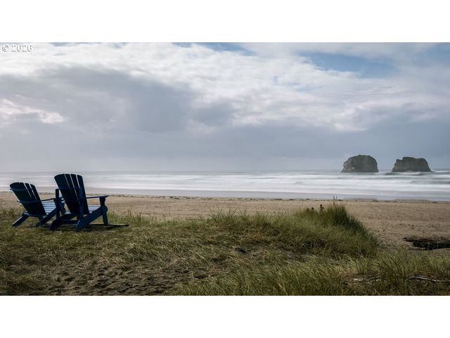 26035 BEACH Dr, Rockaway Beach, OR 97136