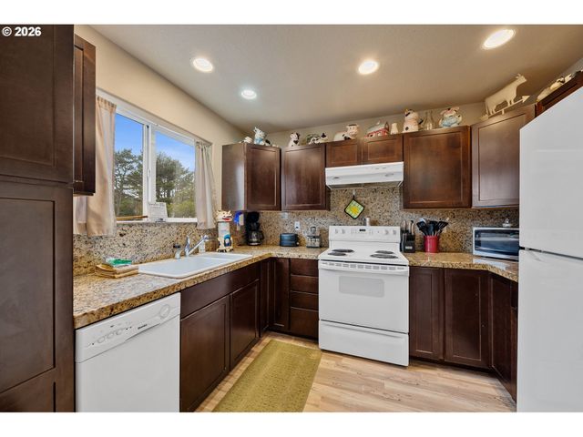 26035 BEACH Dr, Rockaway Beach, OR 97136