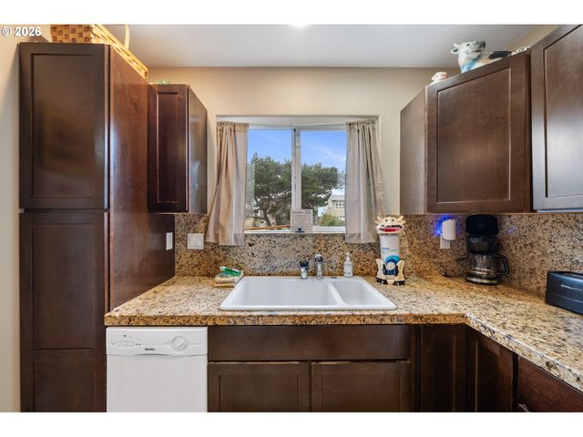 26035 BEACH Dr, Rockaway Beach, OR 97136