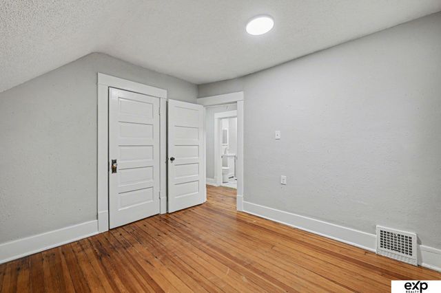 1214 S 25 Avenue, Omaha, NE 68105