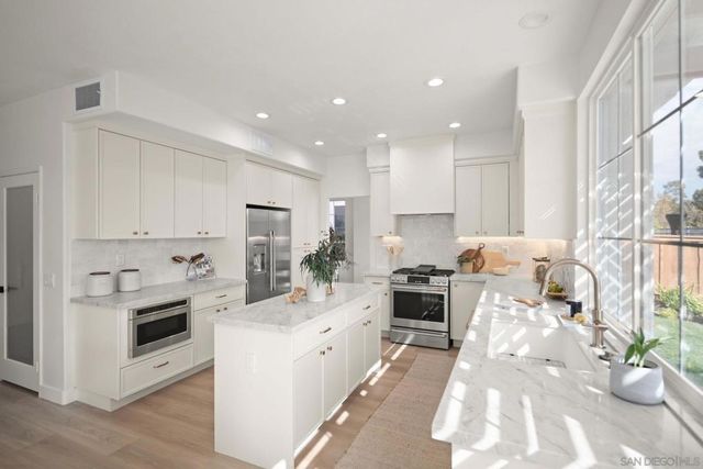 5155 Ruette De Mer, San Diego, CA 92130