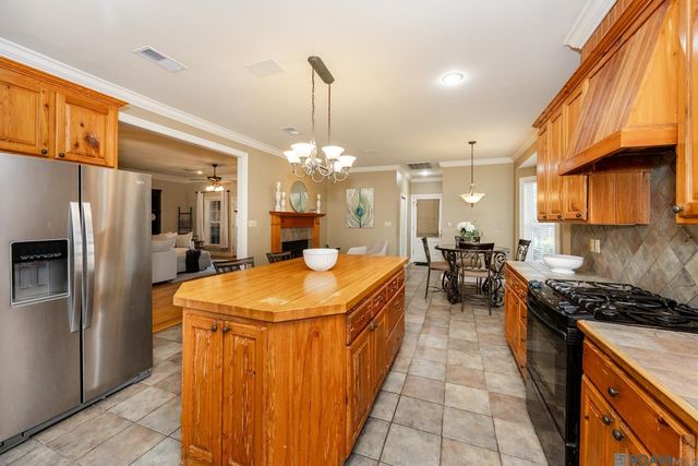 2101 Brittany Dr, Port Allen, LA 70767