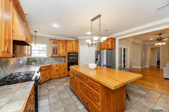 2101 Brittany Dr, Port Allen, LA 70767