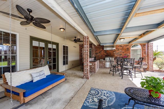 2101 Brittany Dr, Port Allen, LA 70767