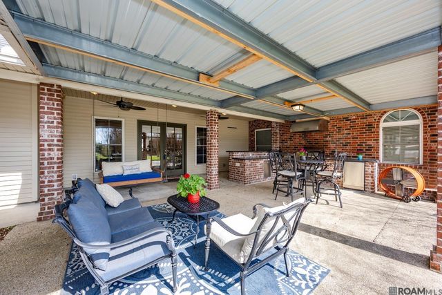 2101 Brittany Dr, Port Allen, LA 70767