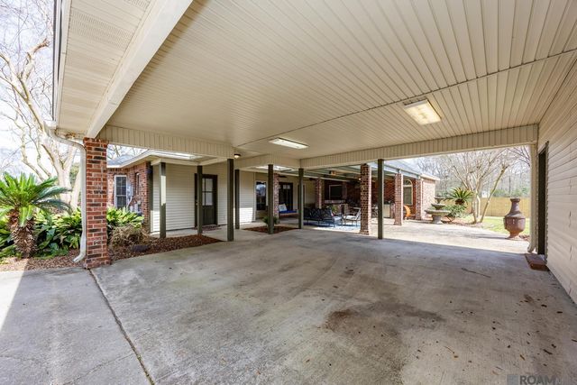 2101 Brittany Dr, Port Allen, LA 70767