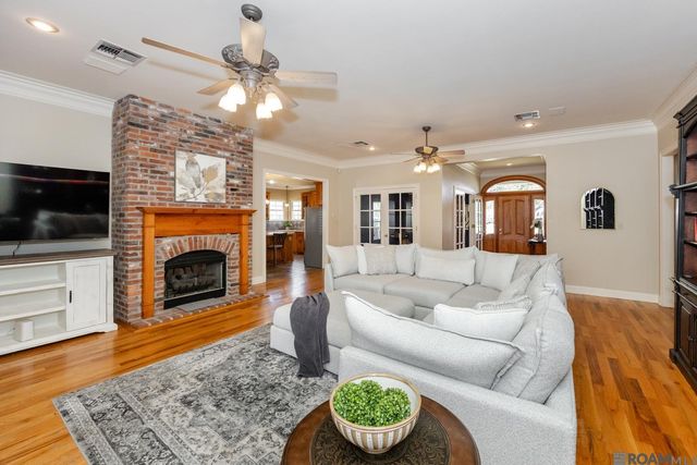 2101 Brittany Dr, Port Allen, LA 70767