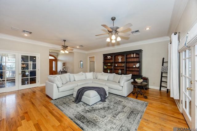 2101 Brittany Dr, Port Allen, LA 70767