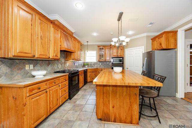 2101 Brittany Dr, Port Allen, LA 70767