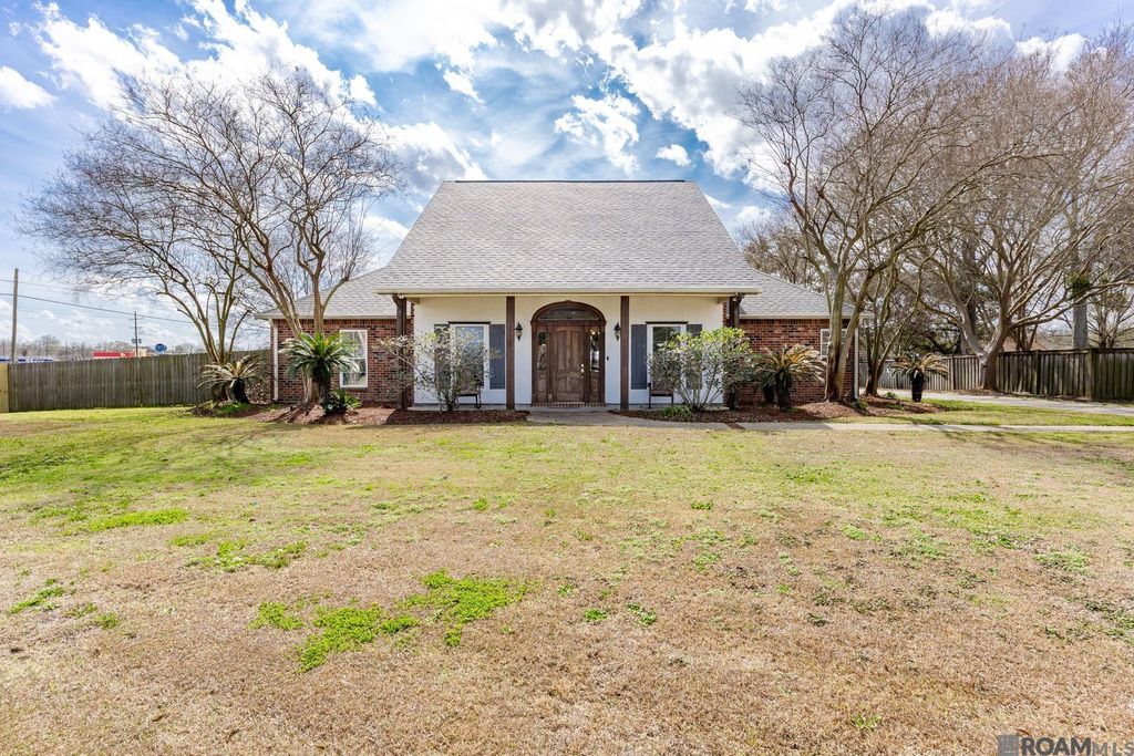 2101 Brittany Dr, Port Allen, LA 70767