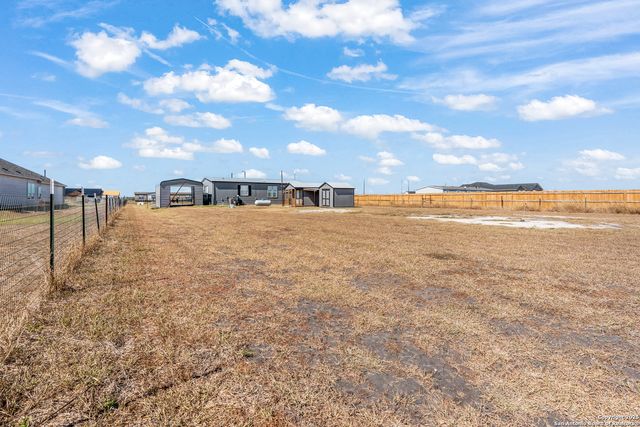 269 W Medina Verde, Natalia, TX 78059