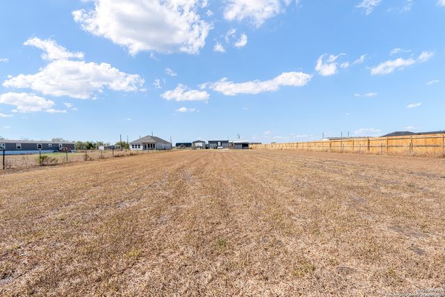 269 W Medina Verde, Natalia, TX 78059