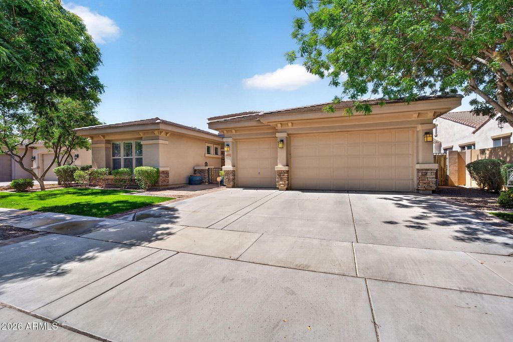 Image 2 of property listing at 4101 E WOODSIDE Way, Gilbert, AZ 85297