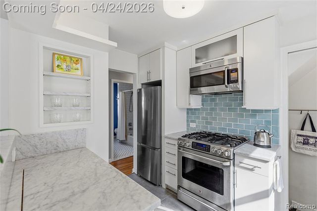 8570 Troy Street, Oak Park, MI 48237