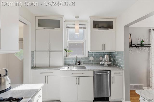 8570 Troy Street, Oak Park, MI 48237