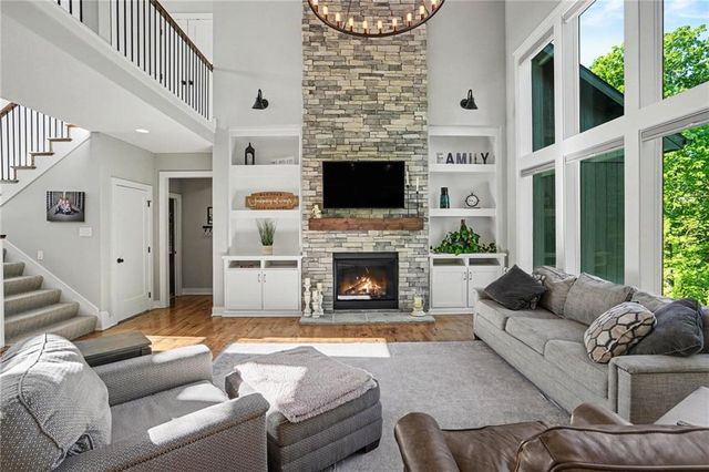 1784 Homestead Drive, Liberty, MO 64068