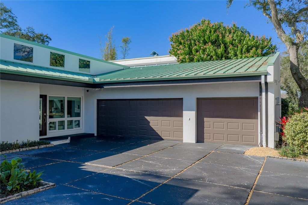 Image 6 of property listing at 1200 45TH AVENUE N, St Petersburg, FL 33703