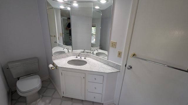 20 Colonial Rd, Hingham, MA 02043