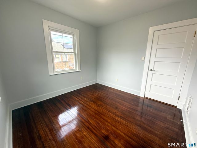 32 Hadley Street, Bridgeport, CT 06610