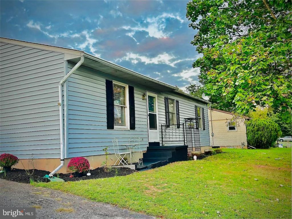 1595 OAK LN, Dover, PA 17315