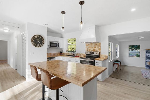 1045 N FAN PALM POINT, Crystal River, FL 34429