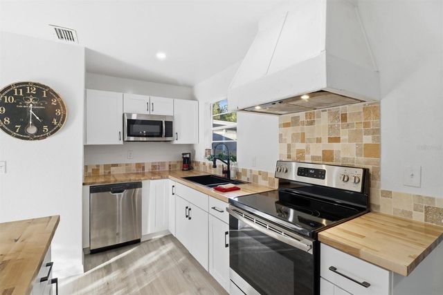 1045 N FAN PALM POINT, Crystal River, FL 34429