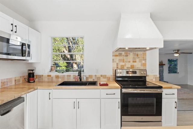 1045 N FAN PALM POINT, Crystal River, FL 34429