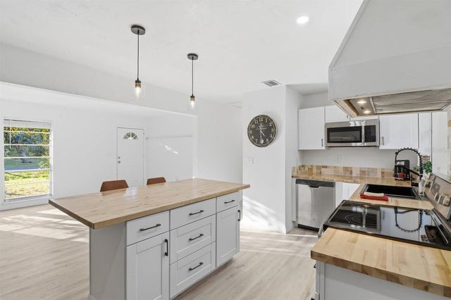 1045 N FAN PALM POINT, Crystal River, FL 34429