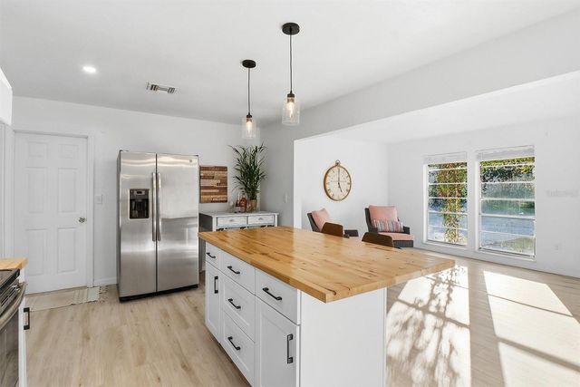 1045 N FAN PALM POINT, Crystal River, FL 34429