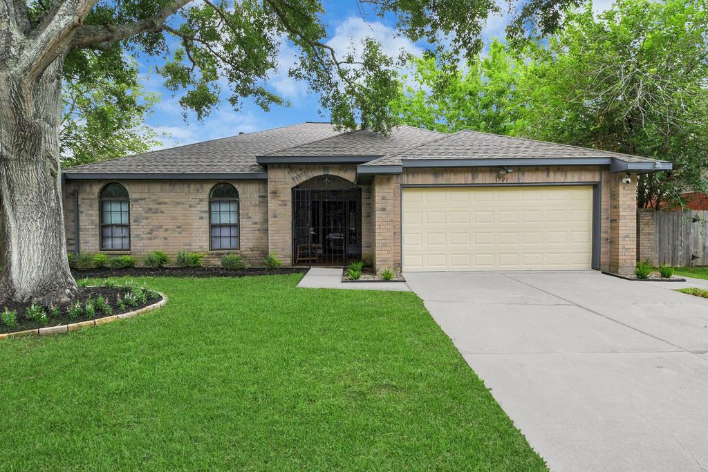 1703 San Jose Block, Friendswood, TX 77546