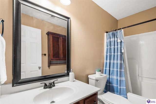 111 Victory Lake Drive, Vine Grove, KY 40175