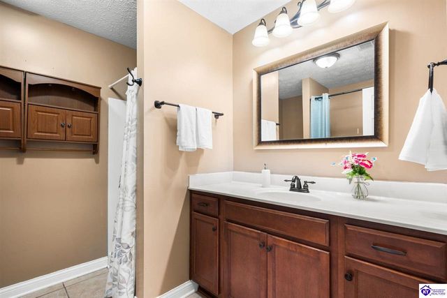 111 Victory Lake Drive, Vine Grove, KY 40175