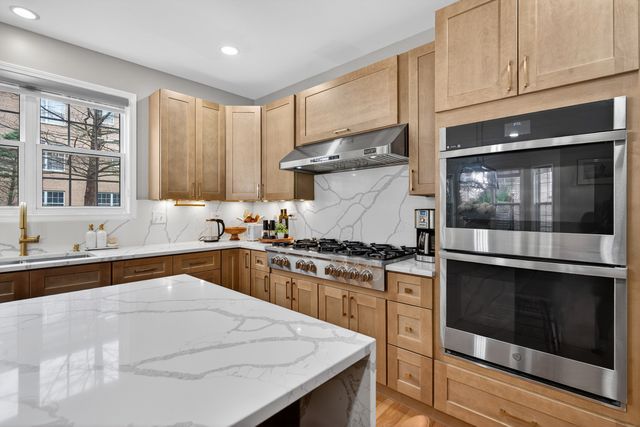 484 W Haleys Hill Court, Palatine, IL 60074