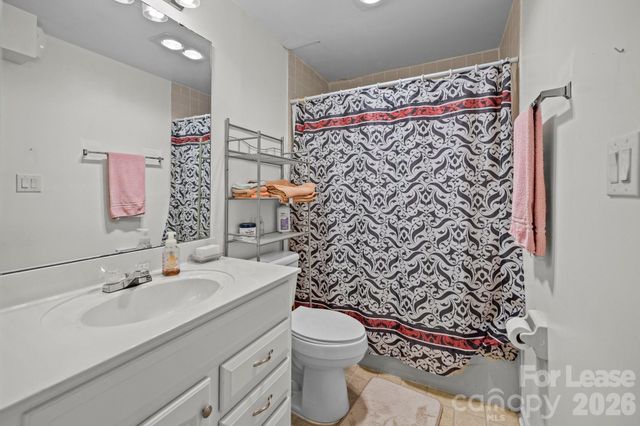 1832 J Julian Lane D, Charlotte, NC 28208