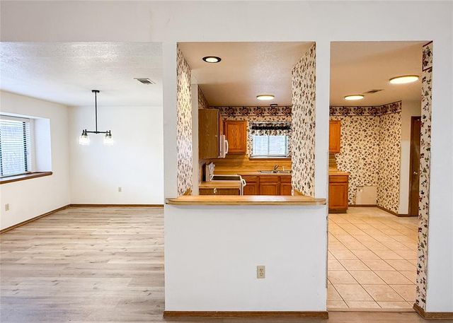 10041 Aberdeen Lane, Yukon, OK 73099