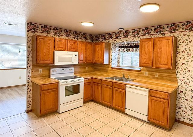 10041 Aberdeen Lane, Yukon, OK 73099