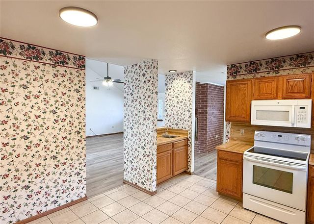 10041 Aberdeen Lane, Yukon, OK 73099