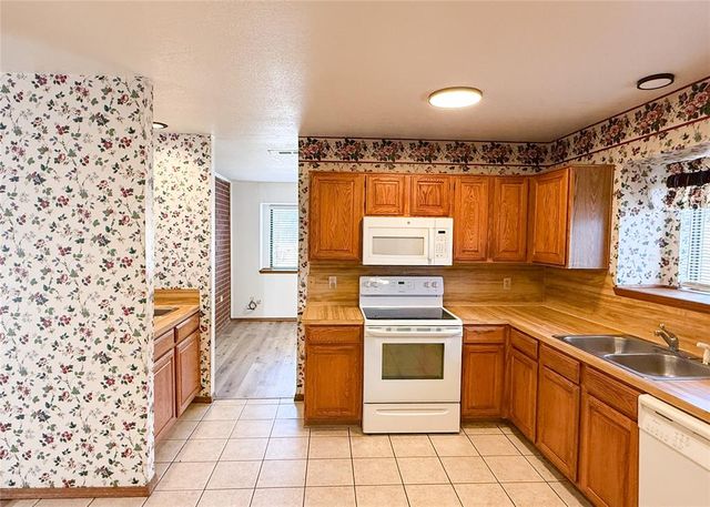 10041 Aberdeen Lane, Yukon, OK 73099